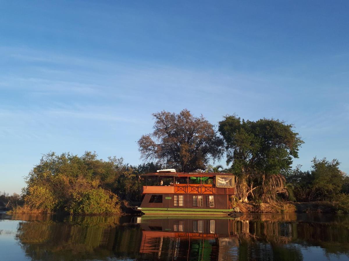 Kubu Queen Houseboat Hotell Shakawe Eksteriør bilde